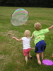 les enfants chassent une bulle dans une famille